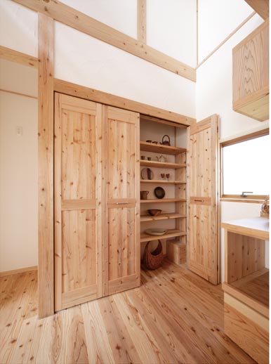 音響熟成木材の収納スペースは、収納力たっぷりで使いやすく。